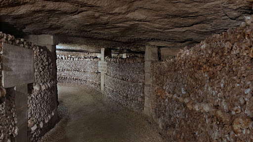Ossements dans les couloirs du catacombes